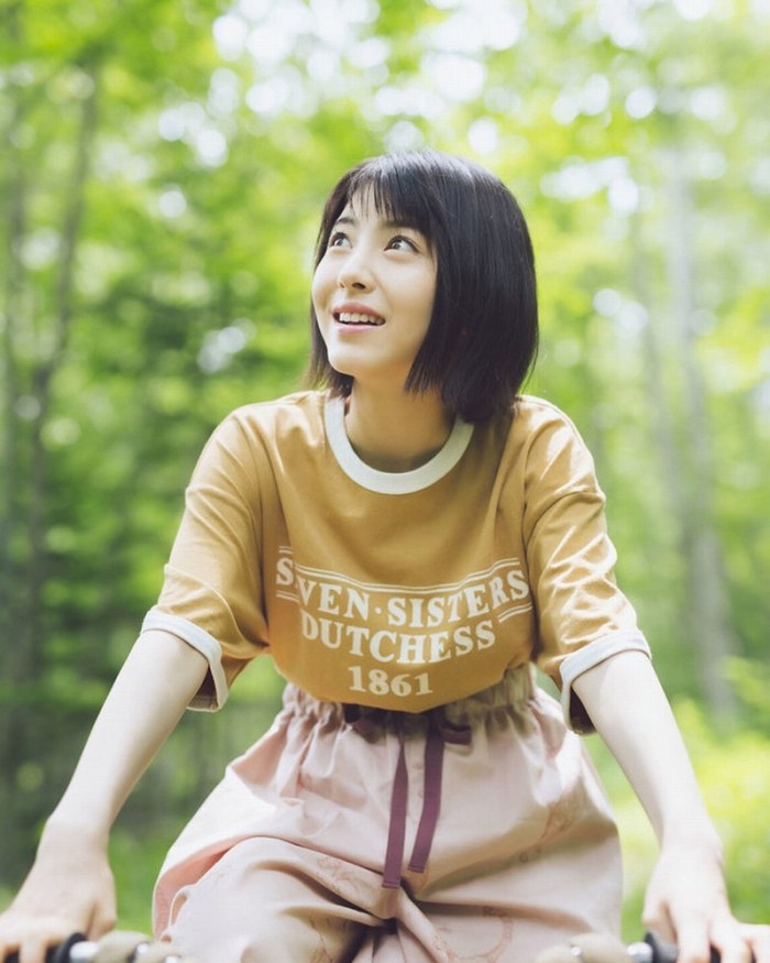 浜辺美波 鬼かわな水着＆浴衣グラビア画像！