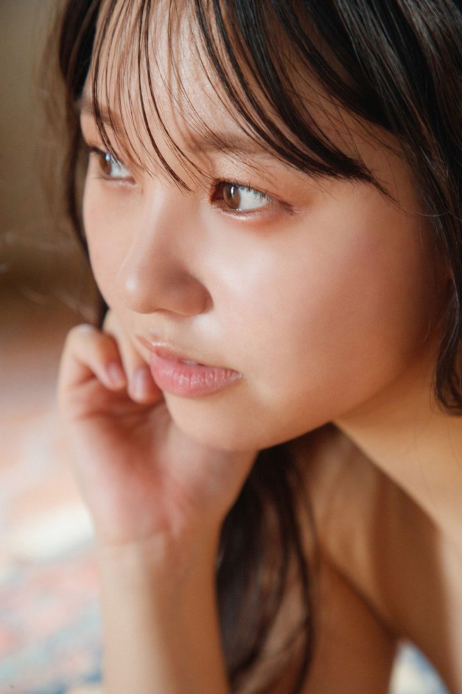 本郷柚巴 まぶしいボインの水着グラビア画像！