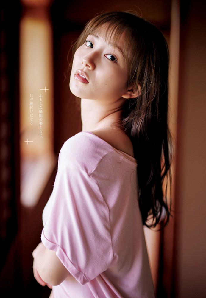 青山なぎさ 激かわな生脚＆タンクトップ画像！