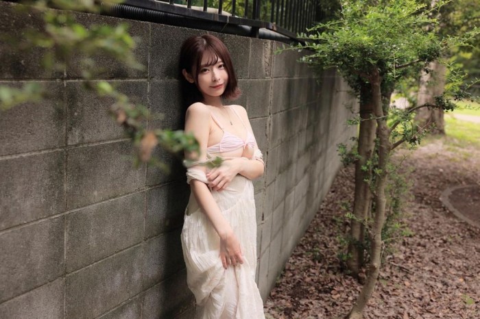 小日向結衣 乳輪ヌードと水着グラビア画像！