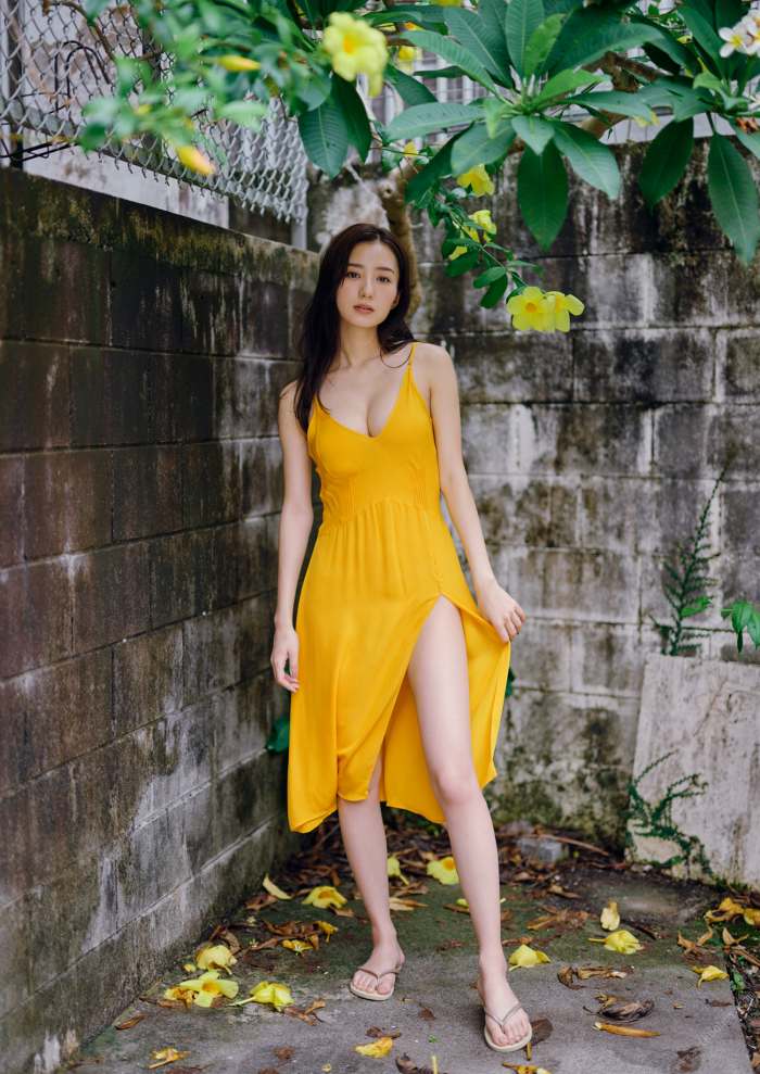 高田里穂 スタイル抜群な水着グラビア画像！