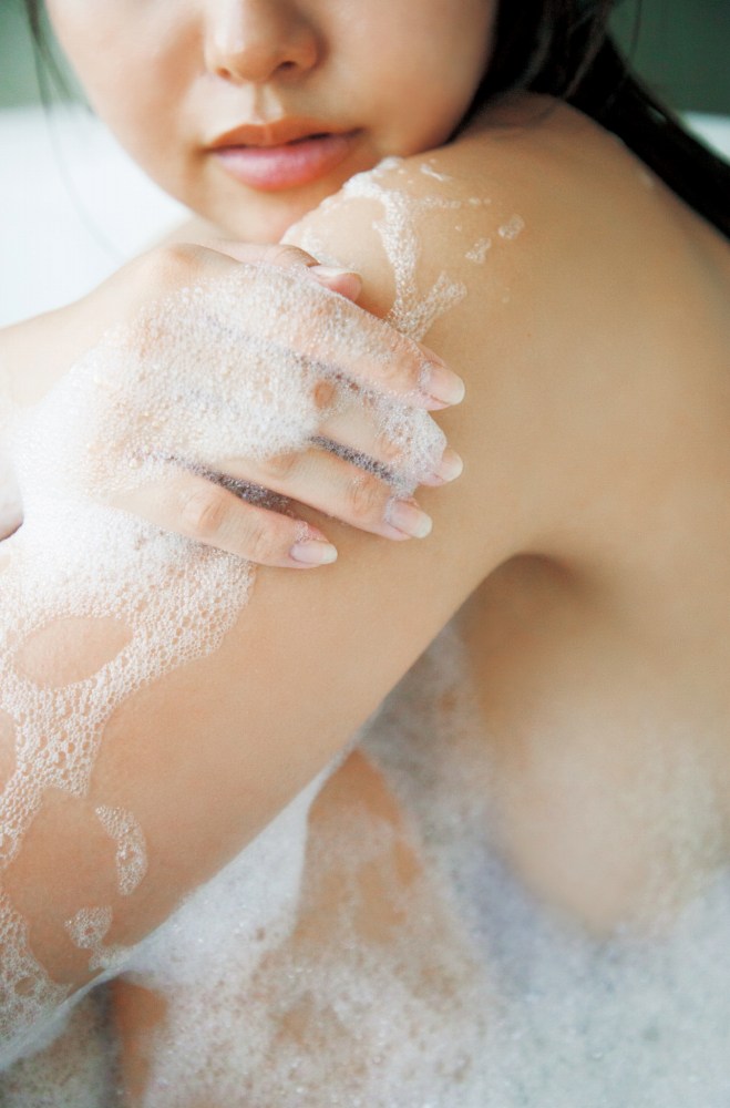 本郷柚巴 まぶしいボインの水着グラビア画像！