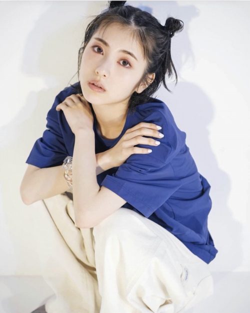 浜辺美波 鬼かわな水着＆浴衣グラビア画像！