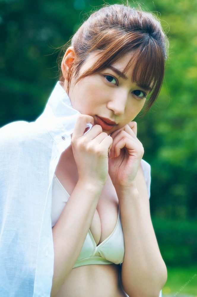 雪平莉左 グラマラス美女の水着グラビア画像！