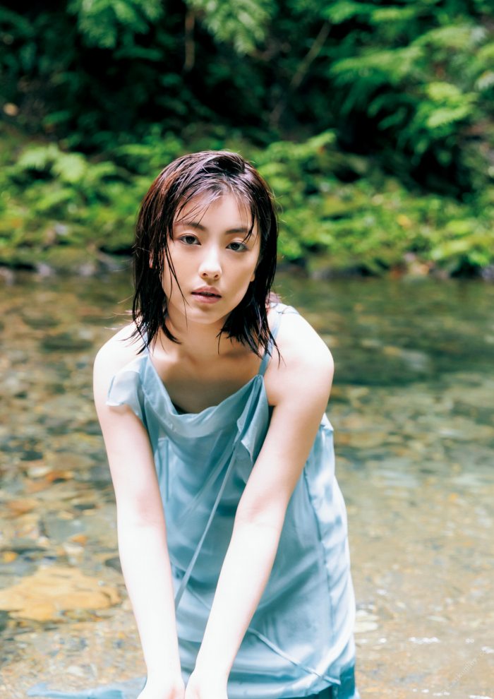 浜辺美波 鬼かわな水着＆浴衣グラビア画像！