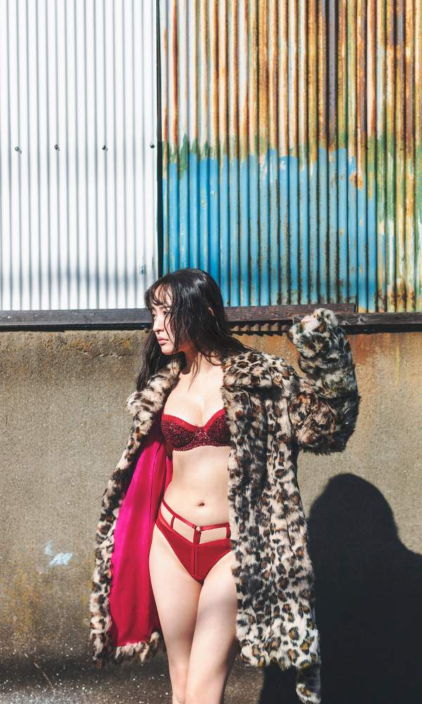 高崎かなみ 鬼かわな水着＆ランジェリー画像！