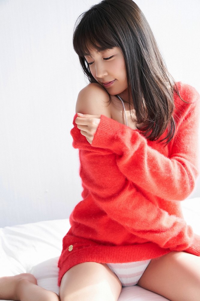 黒木ひかり むっちりバストの水着グラビア画像！