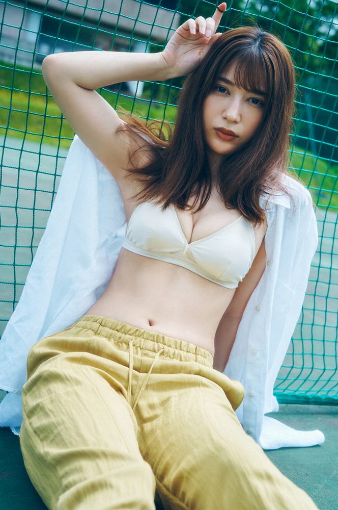 雪平莉左 グラマラス美女の水着グラビア画像！