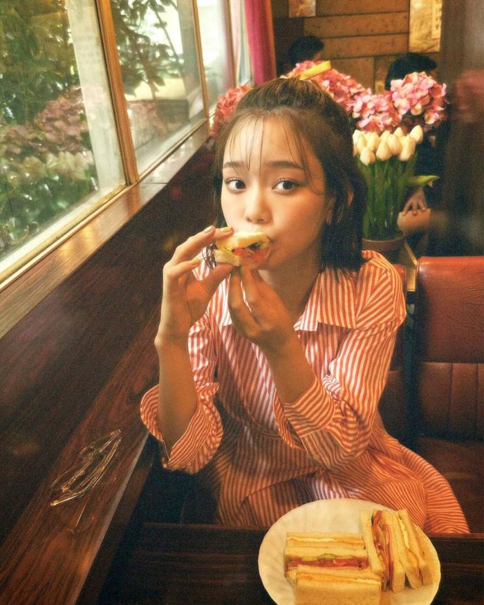 青戸しの Fカップボインな水着グラビア画像！