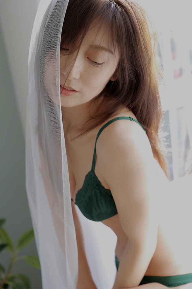 熊田曜子 グラマラスな水着グラビア画像他！