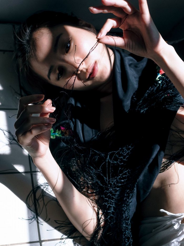 高田里穂 スタイル抜群な水着グラビア画像！