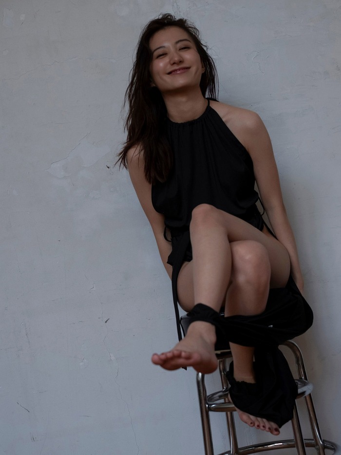 高田里穂 スタイル抜群な水着グラビア画像！