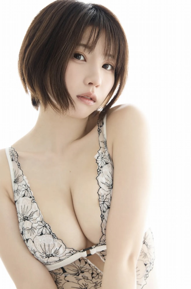 えなこ 過去のグラビア画像