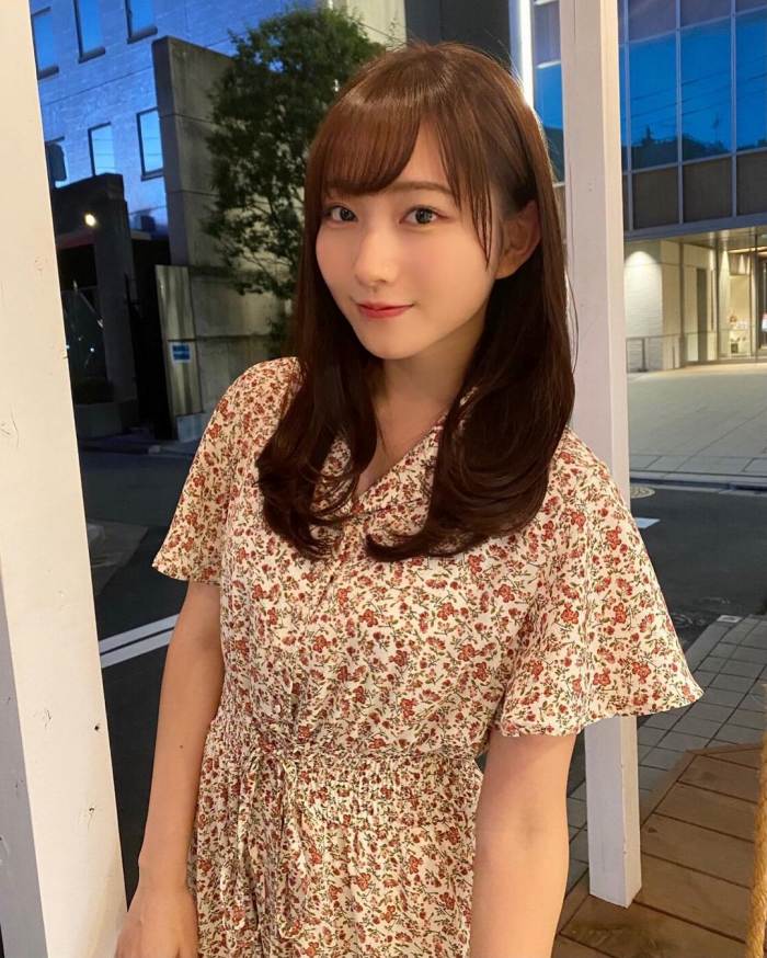 青山なぎさ 激かわな生脚＆タンクトップ画像！