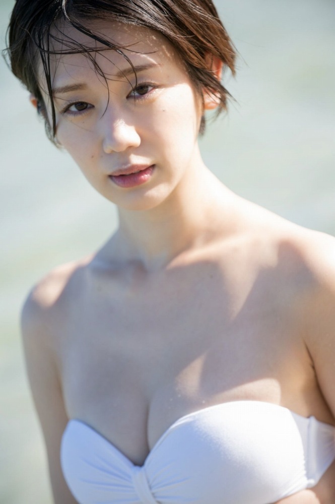 あらた唯 スタイル抜群の水着グラビア画像！