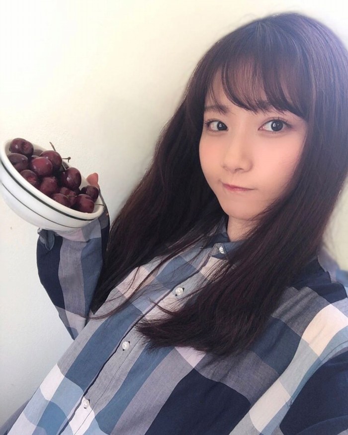 青山なぎさ 激かわな生脚＆タンクトップ画像！