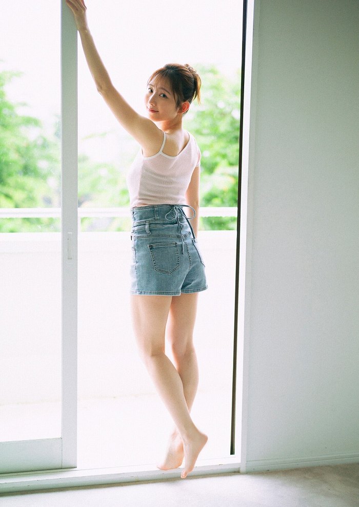 青山なぎさ 激かわな生脚＆タンクトップ画像！