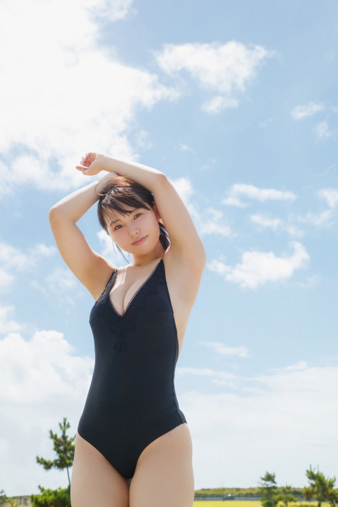 本郷柚巴 まぶしいボインの水着グラビア画像！