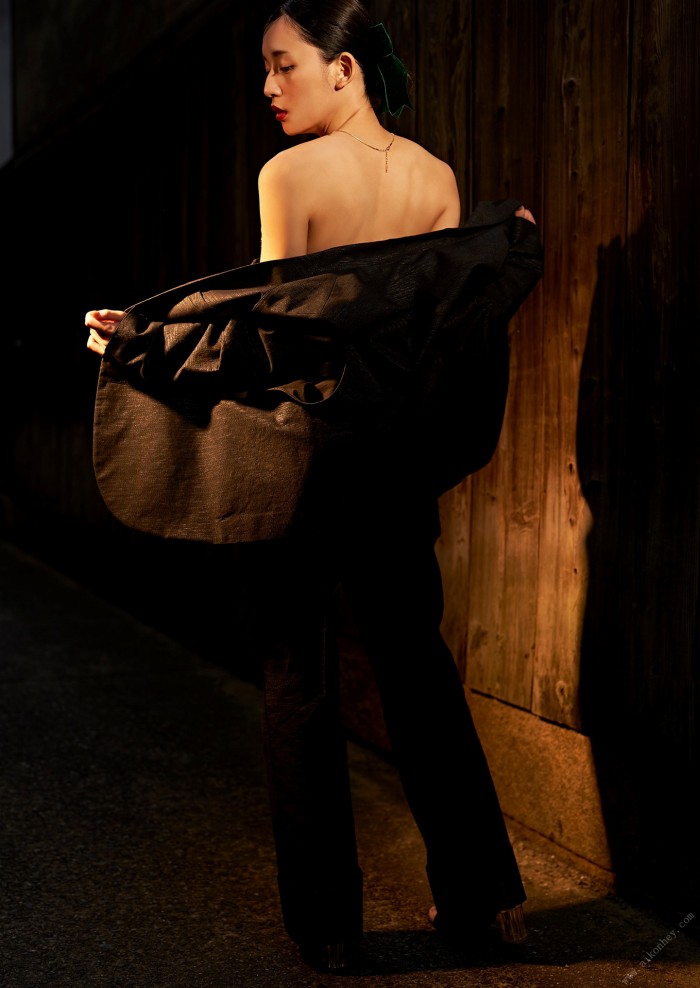 浅川梨奈 もっこりおっぱい水着グラビア画像！