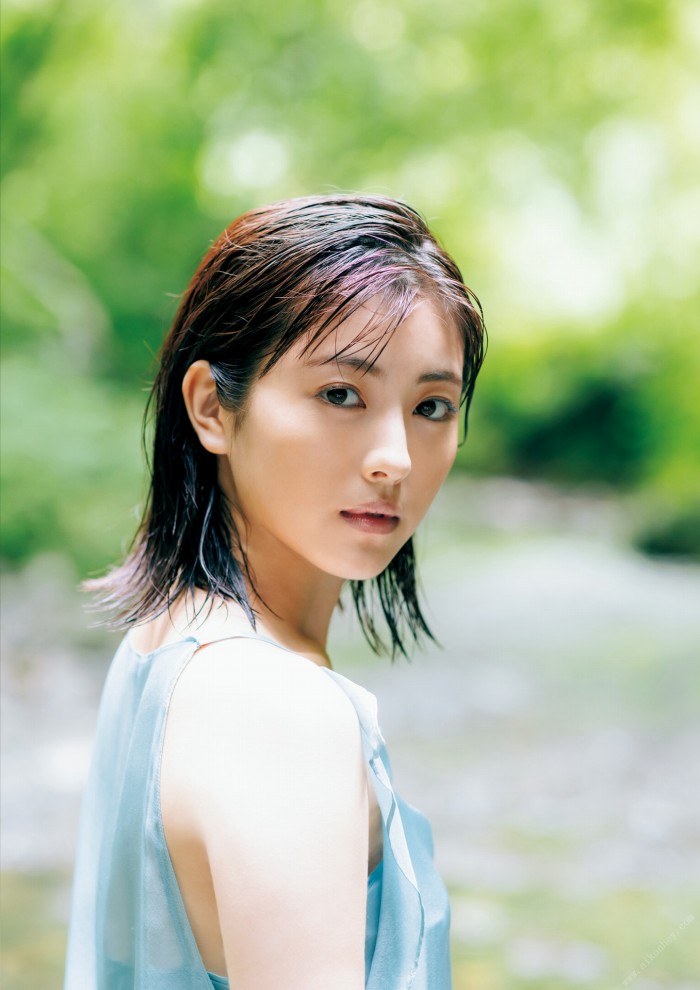 浜辺美波 鬼かわな水着＆浴衣グラビア画像！