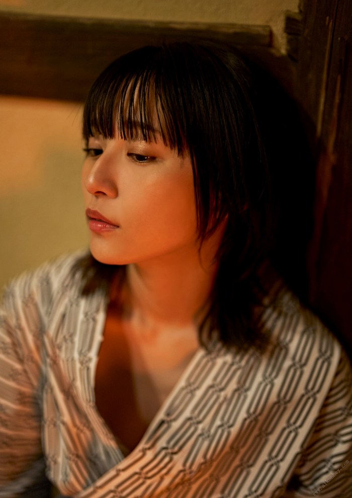 浅川梨奈 もっこりおっぱい水着グラビア画像！