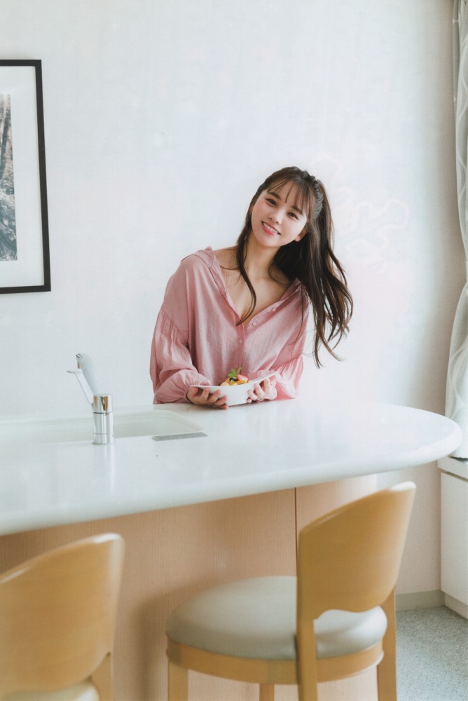 本郷柚巴 まぶしいボインの水着グラビア画像！