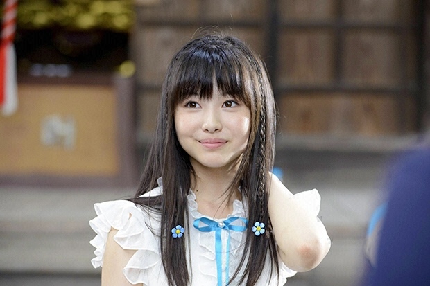 浜辺美波 鬼かわな水着＆浴衣グラビア画像！