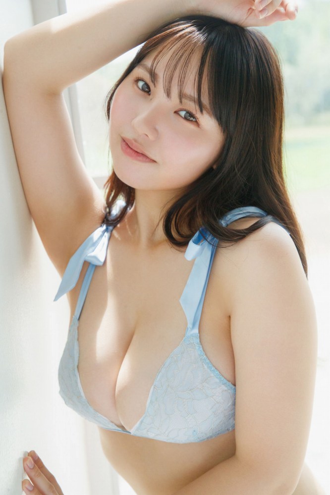 本郷柚巴 まぶしいボインの水着グラビア画像！