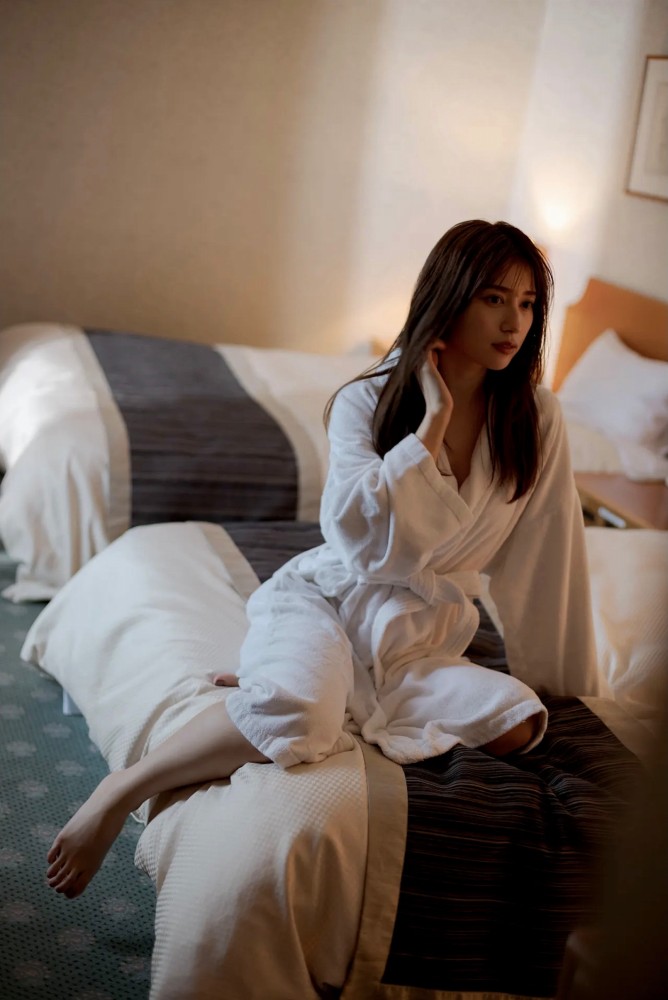 雪平莉左 グラマラス美女の水着グラビア画像！