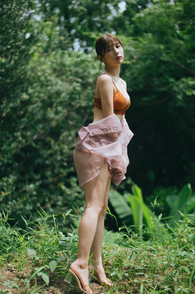 雪平莉左 グラマラス美女の水着グラビア画像！