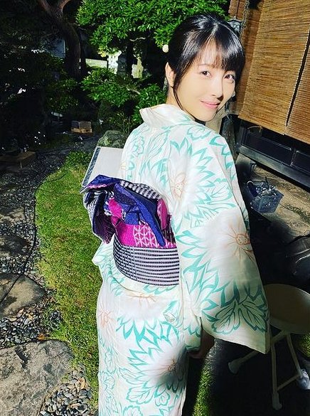 浜辺美波 鬼かわな水着＆浴衣グラビア画像！