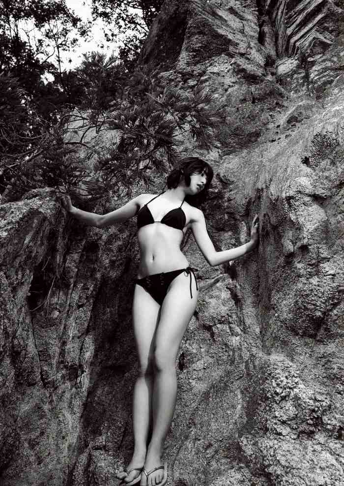 浅川梨奈 もっこりおっぱい水着グラビア画像！