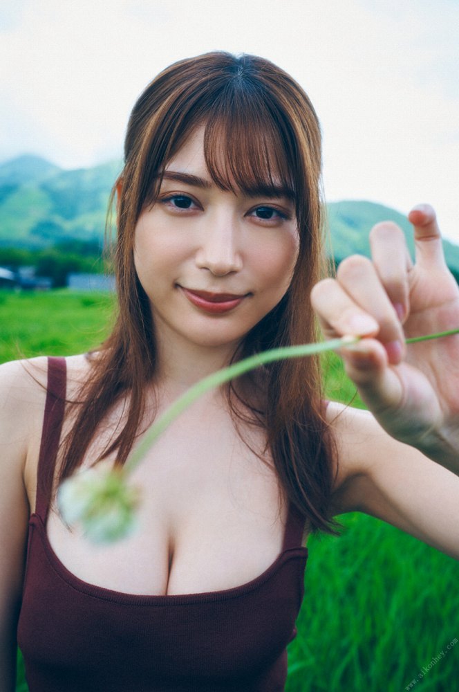 雪平莉左 グラマラス美女の水着グラビア画像！