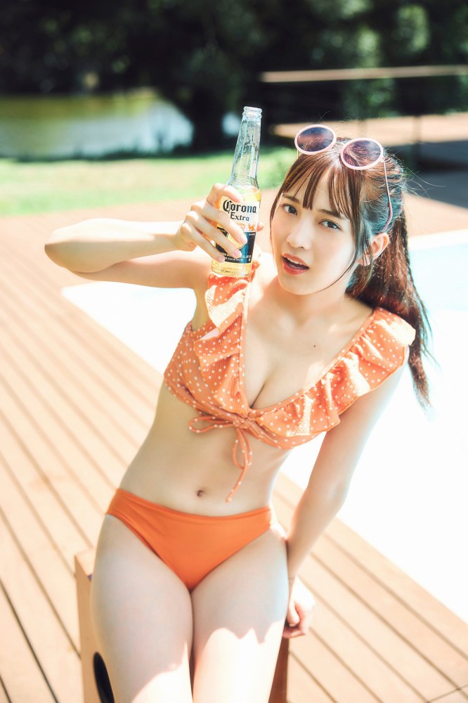 黒嵜菜々子 ふわふわボインの水着グラビア画像！