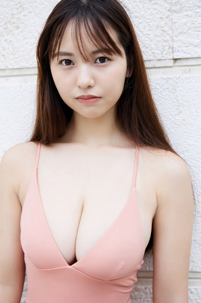 本郷柚巴 まぶしいボインの水着グラビア画像！