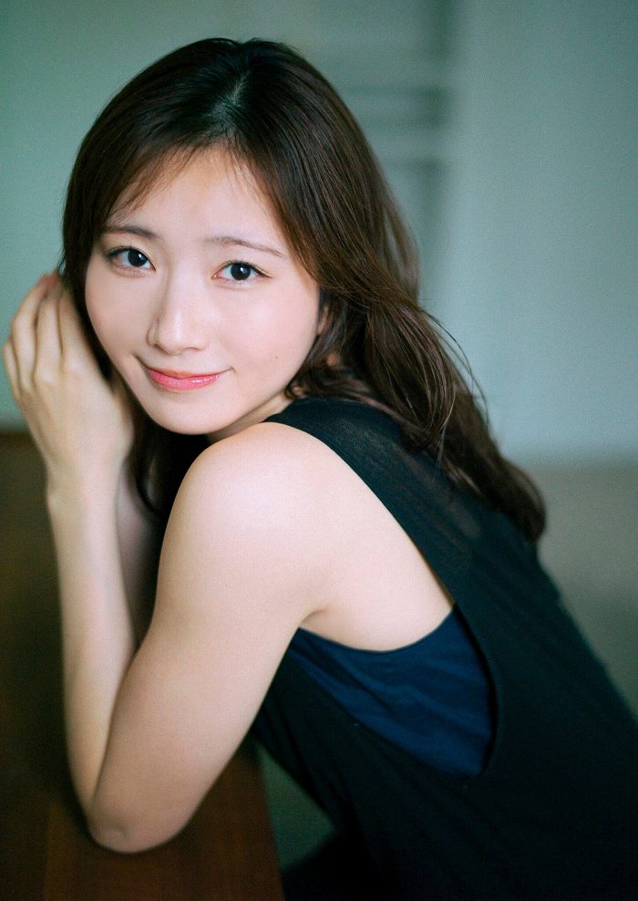 青山なぎさ 激かわな生脚＆タンクトップ画像！