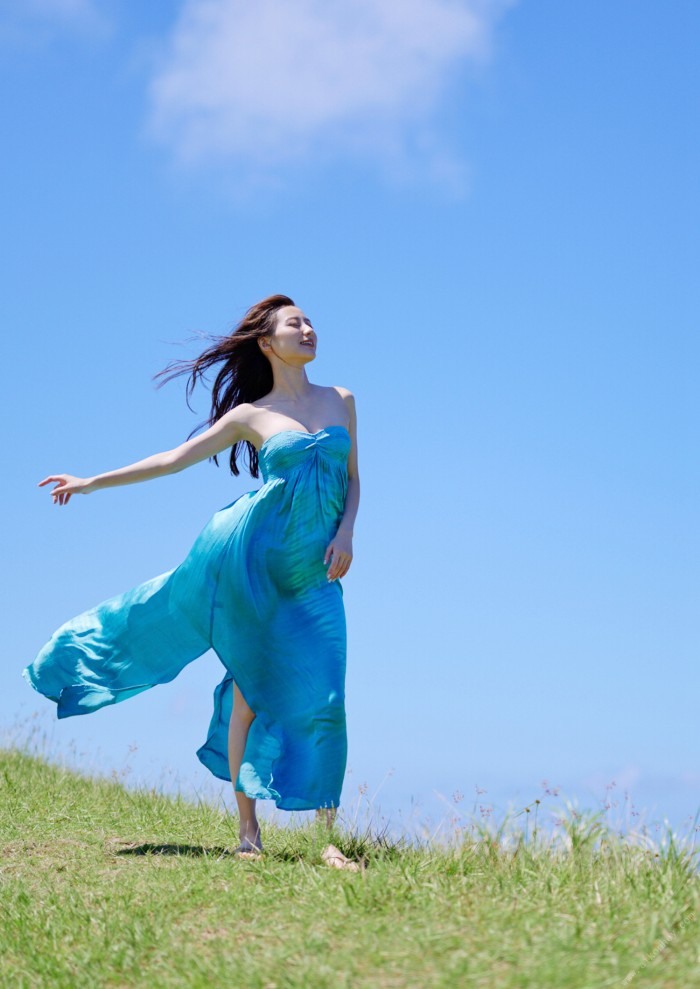 高田里穂 スタイル抜群な水着グラビア画像！