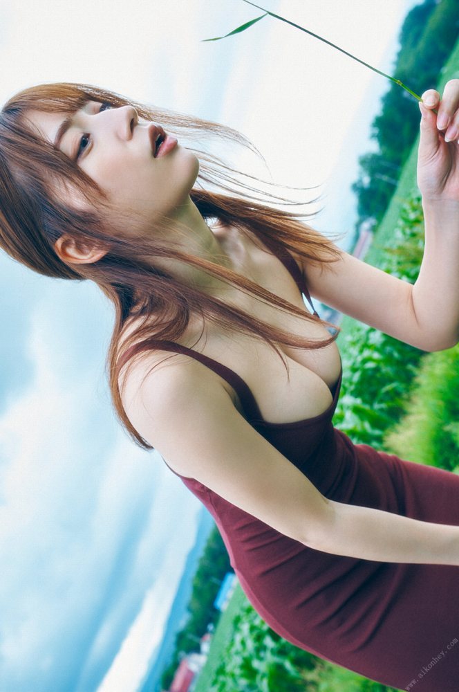 雪平莉左 グラマラス美女の水着グラビア画像！