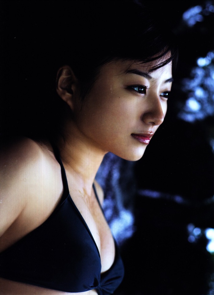 高田里穂 スタイル抜群な水着グラビア画像！