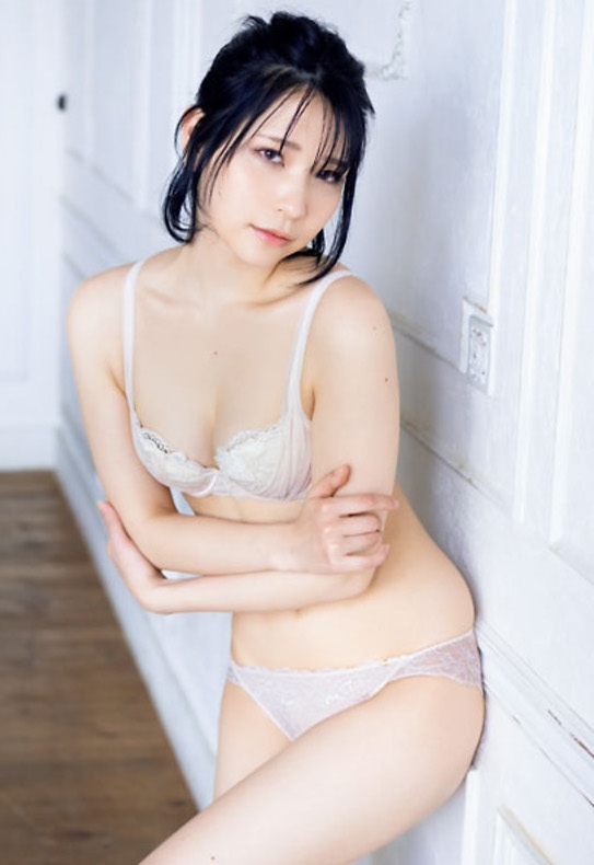 あまつまりな 脱ぎすぎ水着＆下着グラビア画像！