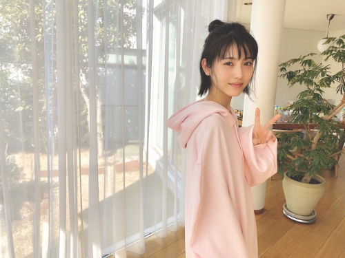 浜辺美波 鬼かわな水着＆浴衣グラビア画像！