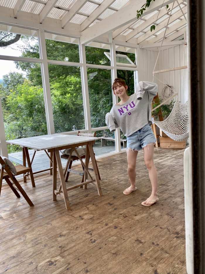 青山なぎさ 激かわな生脚＆タンクトップ画像！