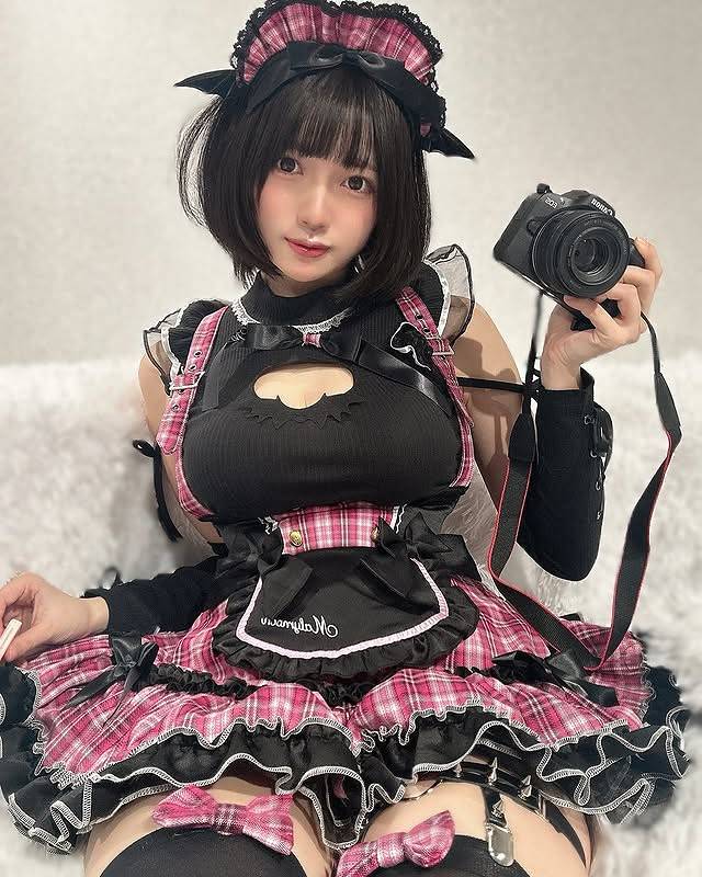 小倉あずさ 巨乳レイヤーの水着グラビア画像！