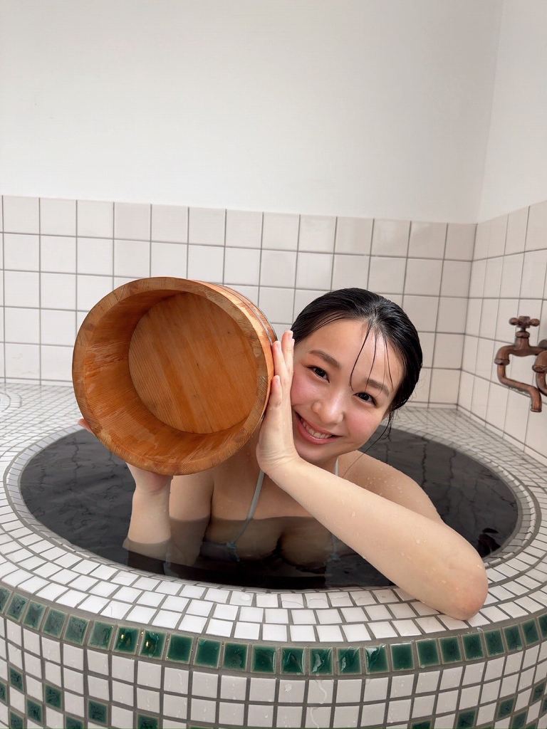 髙野真央 Gカップボインの水着グラビア画像！