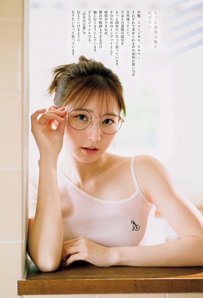 青山なぎさ 激かわな生脚＆タンクトップ画像！