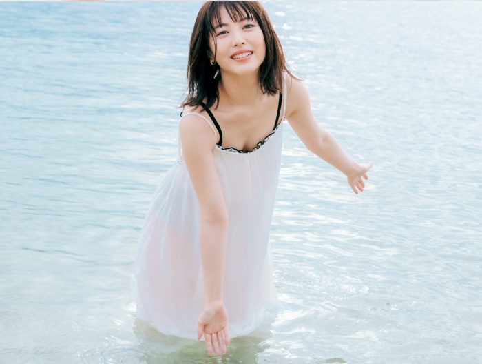 浜辺美波 鬼かわな水着＆浴衣グラビア画像！