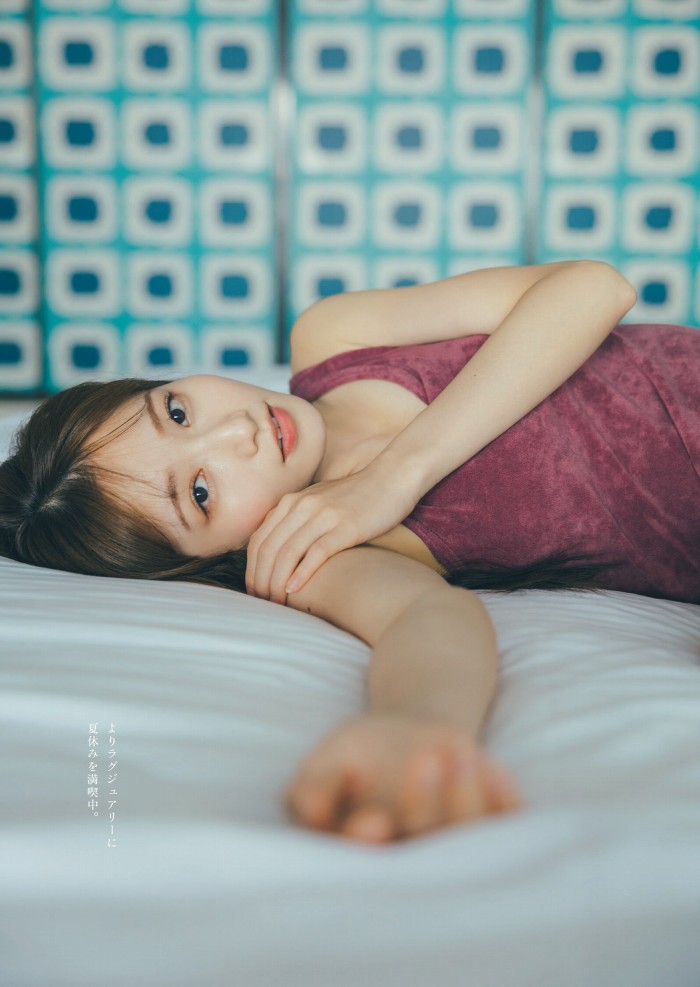 青山なぎさ 激かわな生脚＆タンクトップ画像！