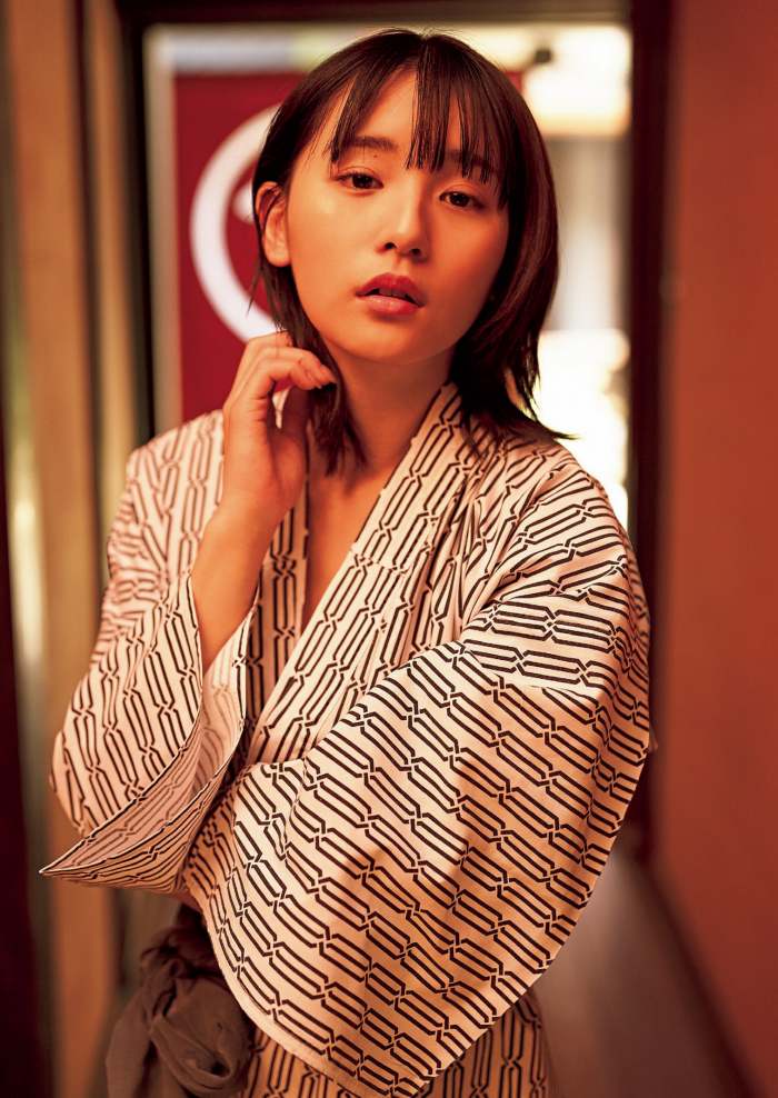 浅川梨奈 もっこりおっぱい水着グラビア画像！