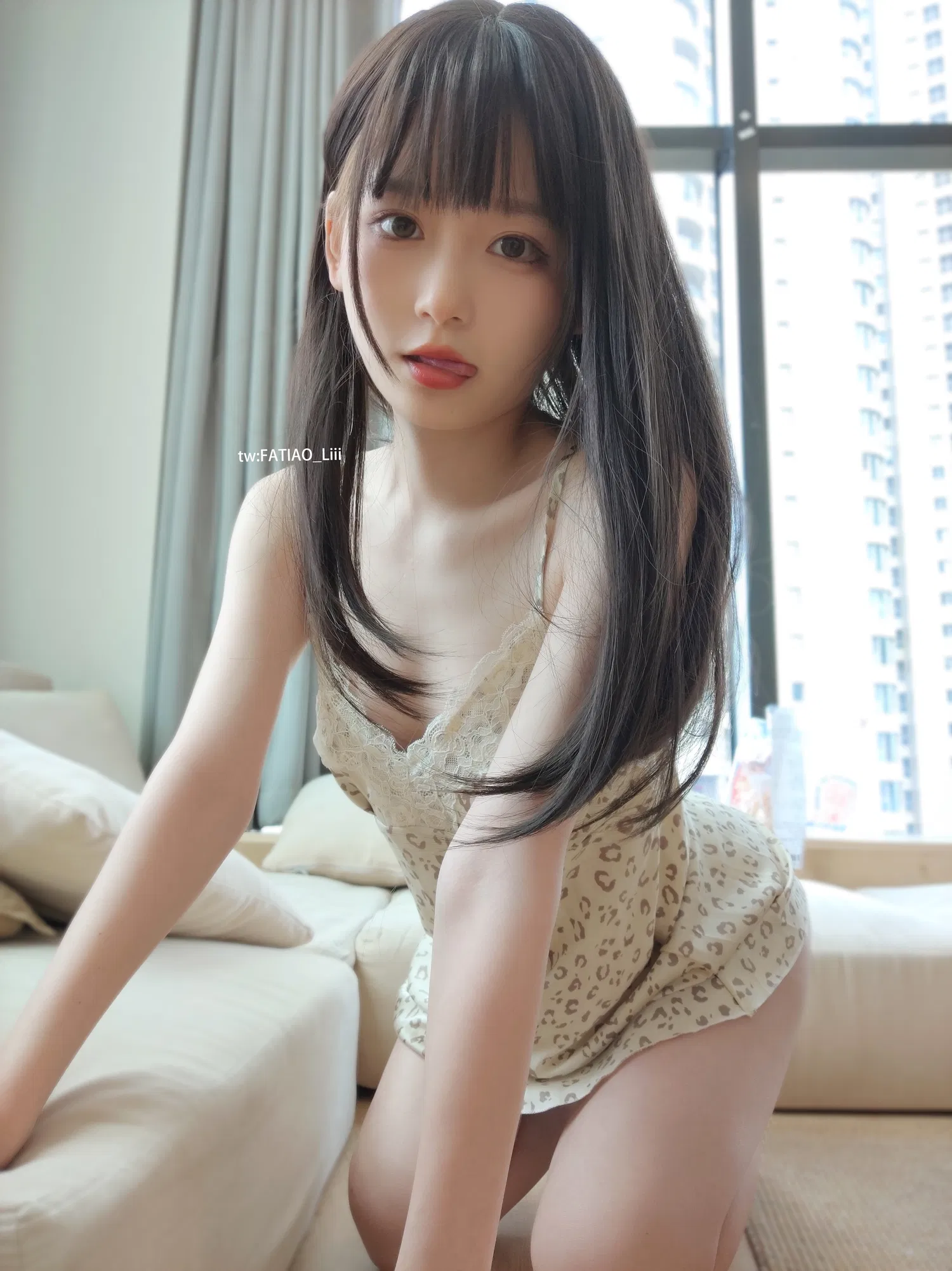 [Fantia] 迷之呆梨 – 自撮り写真 豹纹睡衣