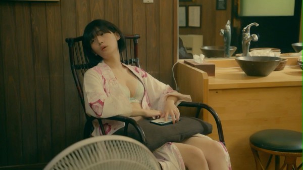 浅川梨奈 もっこりおっぱい水着グラビア画像！